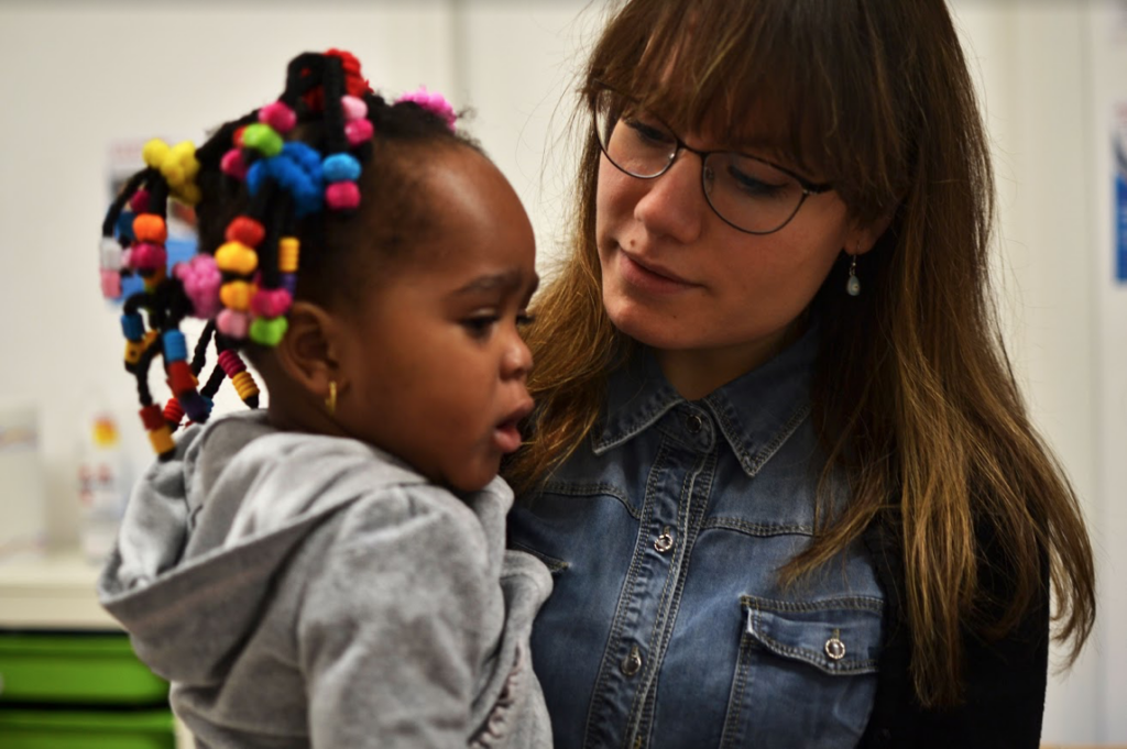 operatrice e bambina