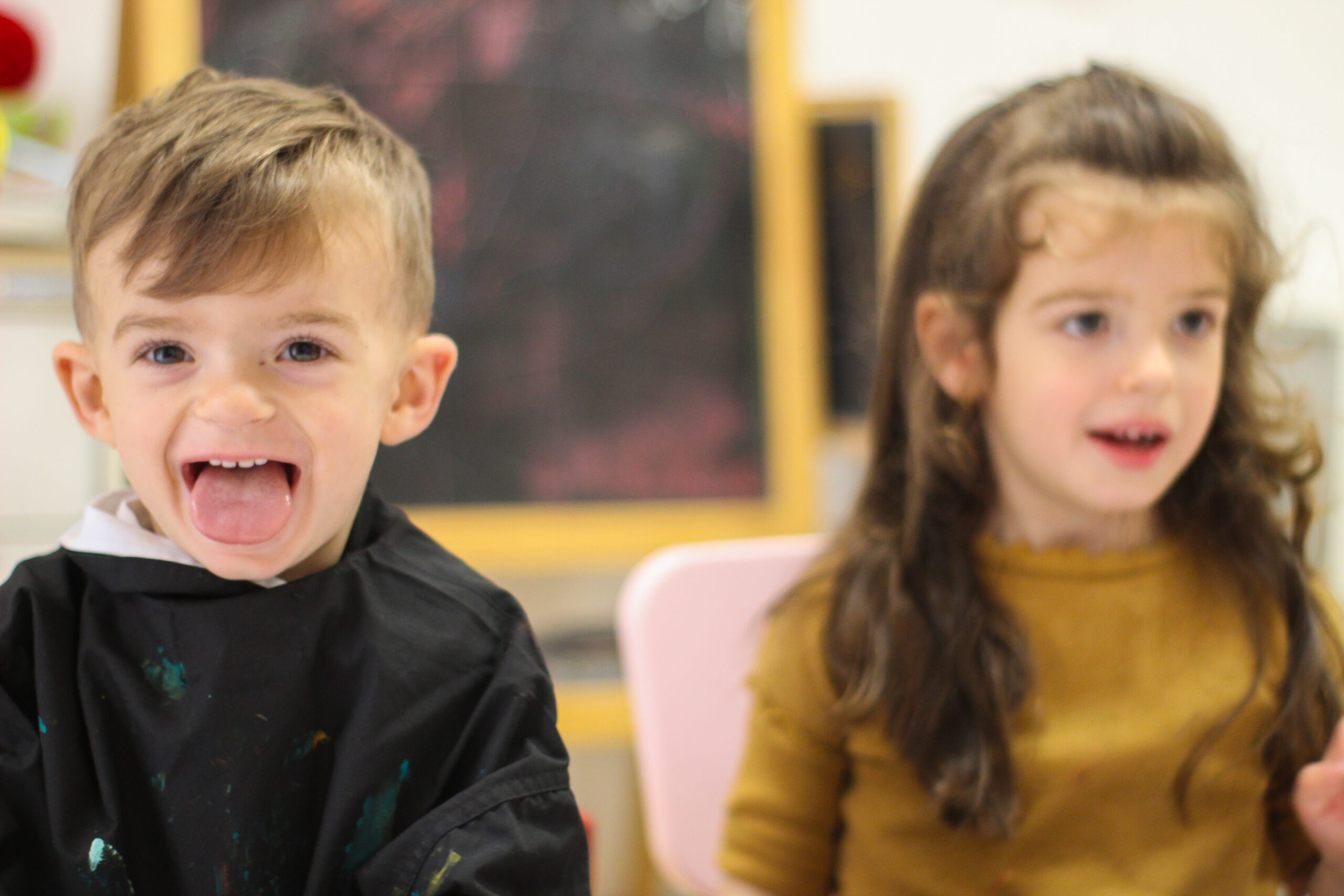 Bambino che fa la linguaccia