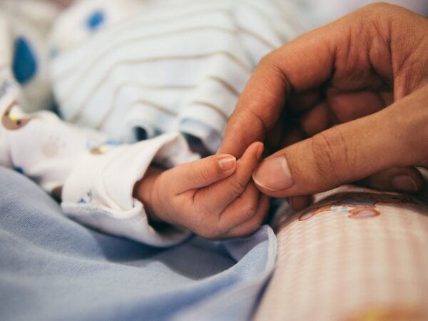 mani di mamma e neonato
