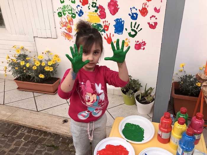 bambina con pittura