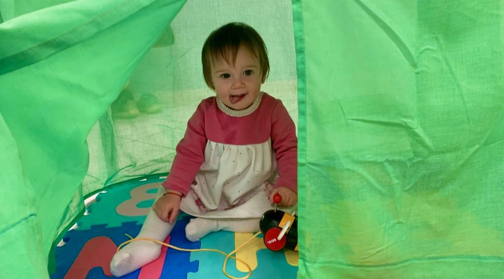 Bambina con giochi