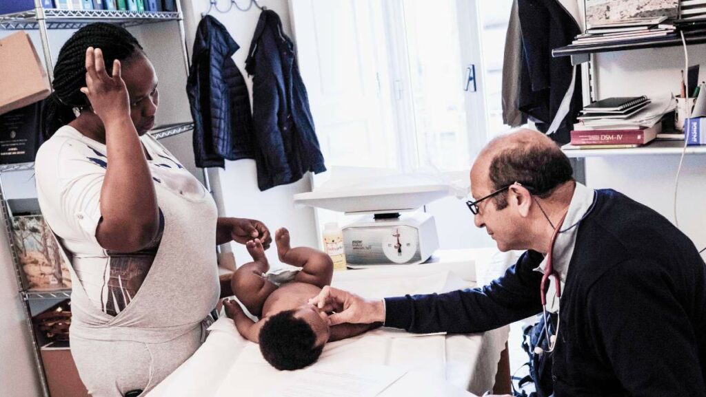 Medico visita bambino