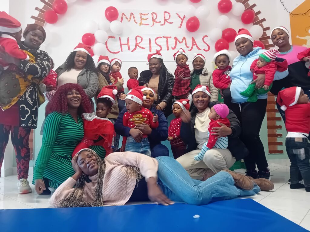 donne e bambini africani che festeggiano il natale