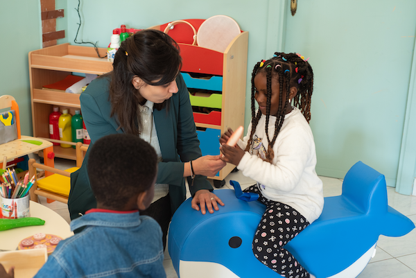 Operatrice sociale con bambini piccoli