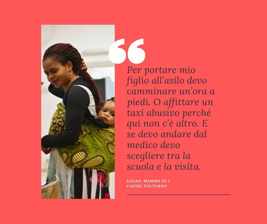 Donna africana con bambino in fascia