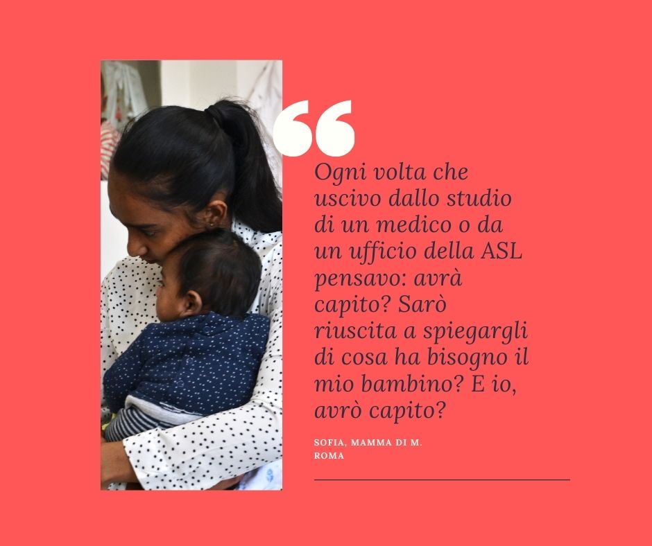 mamma con bambino in braccio